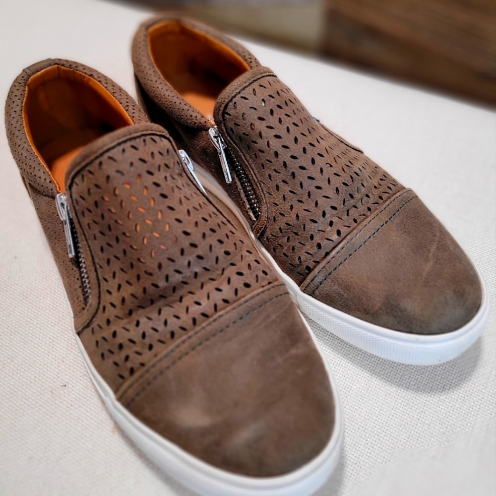 Report Alexa slip on Sneaker